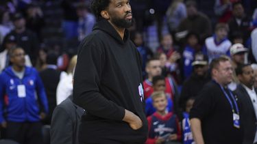 Joel Embiid, de los 76ers de Filadelfia, mira hacia la cancha después de un partido contra los Grizzlies de Memphis, el sábado 2 de noviembre de 2024, en Filadelfia. (AP Foto/Matt Slocum)