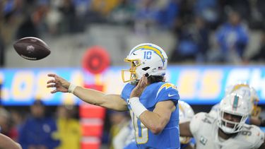 Herbert lidera a los Chargers ante los Dolphins 23-17