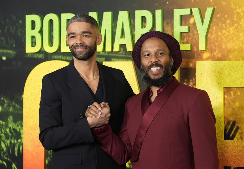 Kingsley Ben-Adir, izquierda, protagonista de Bob Marley: One Love posa con el hijo de Marley, Ziggy, en el estreno de la película Bob Marley: One Love el martes 6 de febrero de 2024, en Los Ángeles. (Foto AP/Chris Pizzello)