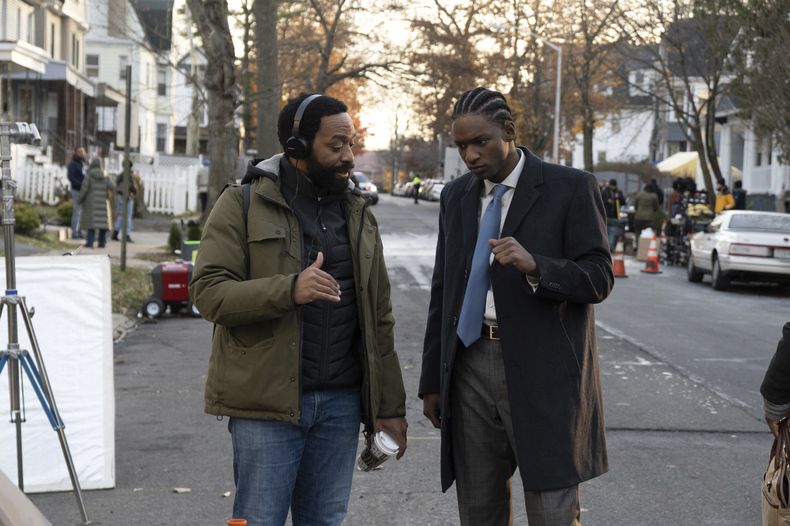 En esta imagen proporcionada por el Instituto Sundance, el actor, director y guionista Chiwetel Ejiofor, izquierda, en el set de Rob Peace, de la selección oficial del Festival de Cine de Sundance 2024. (Gwen Capistran/Sundance Institute vía AP)