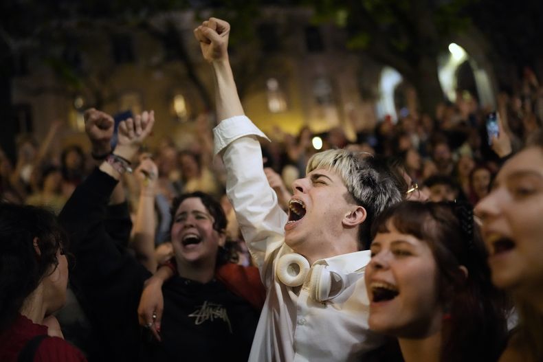 Miles de personas cantan la canción Grândola, Vila Morena poco después de la medianoche, el 25 de abril de 2024, en la Plaza do Carmo, en Lisboa, en el 50 aniversario de la Revolución de los Claveles. (AP Foto/Armando Franca)