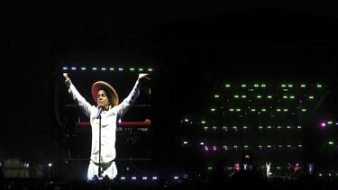 Rubén Albarrán de la banda mexicana Café Tacvba se proyecta en una pantalla gigante durante el concierto del 35 aniversario de la banda, en el Estadio GNP, en la Ciudad de México, el jueves 5 de diciembre de 2024. (Foto AP/Berenice Bautista)