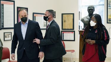 EEUU: Sacan de evento a esposo de VP tras aparente amenaza