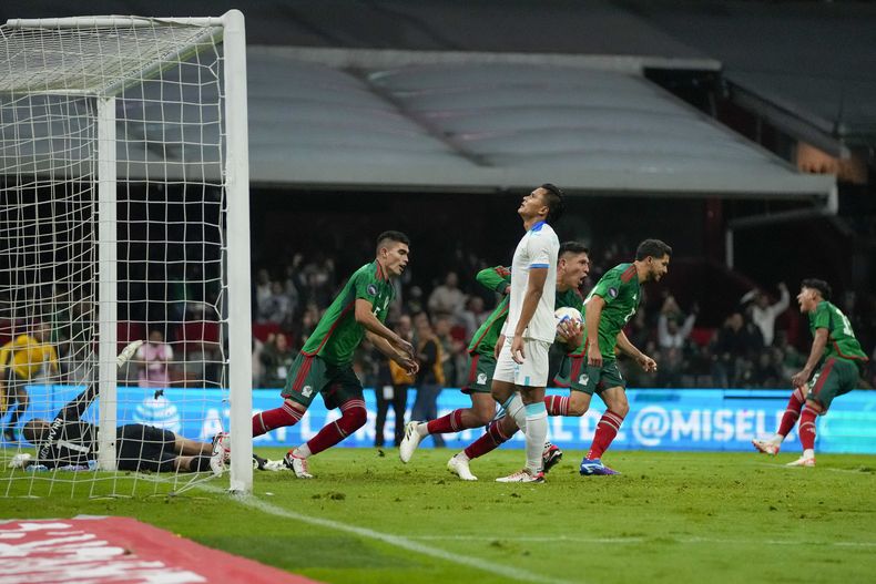 Los jugadores de México celebran tras anotar ante Honduras en un partido de la Liga de Naciones de la CONCACAF, el martes 21 de noviembre de 2023 (AP Foto/Eduardo Verdugo)