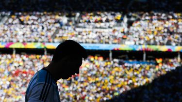 americateve | Lionel Messi, de Argentina, se prepara para cobrar un tiro libre frente a Suiza, en los octavos de final de la Copa del Mundo, el martes 1 de julio de 2014, en Sao Paulo (AP Foto/V&iacute;ctor R. Caivano)