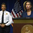 ARCHIVO – La alcaldesa de Washington, Muriel Bowser, acompañada por la jefa de la Policía Metropolitana, Pamela A. Smith, habla en una conferencia de prensa sobre el plan del presidente Donald Trump para colocar a la policía de Washington bajo el control federal y desplegar a elementos de la Guardia Nacional en la ciudad, el lunes 11 de agosto de 2025, en Washington. (AP Foto/Julia Demaree Nikhinson, Archivo)
