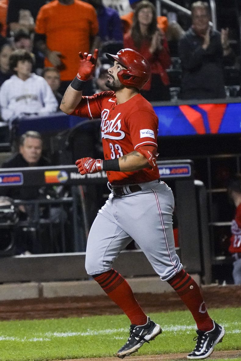 Christian Encarnación-Strand, de los Rojos de Cincinnati, festeja luego de conectar un jonrón en el juego ante los Mets de Nueva York, el sábado 16 de septiembre de 2023 (AP Foto/Bebeto Matthews)