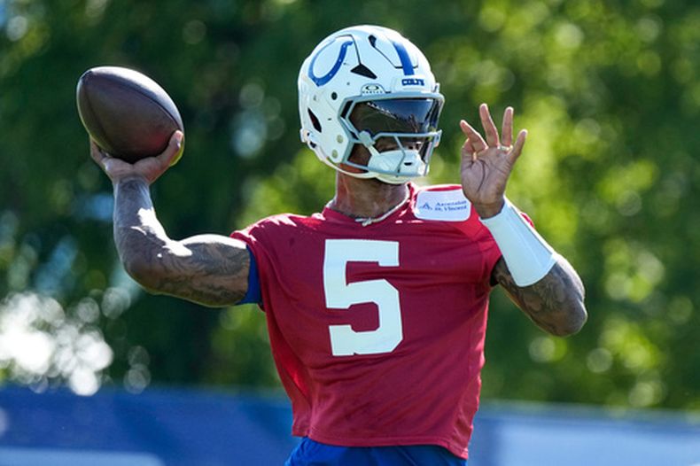 El quarterback de los Colts de Indianápolis, Anthony Richardson Sr. (5), hace un lanzamiento durante la práctica en el campamento de entrenamiento del equipo de fútbol americano en Westfield, Indiana, el jueves 30 de julio de 2026. (Foto AP/Michael Conroy)