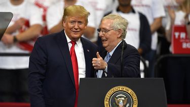 ARCHIVO - El entonces presidente Donald Trump, izquierda, y el líder de la mayoría en el Senado, el republicano Mitch McConnell, se saludan en un acto electoral en Lexington, Kentucky, 4 de noviembre de 2019. McConnell ha respaldado la candidatura presidencial de Trump en un anuncio el miércoles 6 de marzo de 2024. Es un giro notable para McConnell, quien denunció las acciones repudiables de Trump durante el asalto al Capitolio del 6 de enero de 2021. (AP Foto/Timothy D. Easley, File)