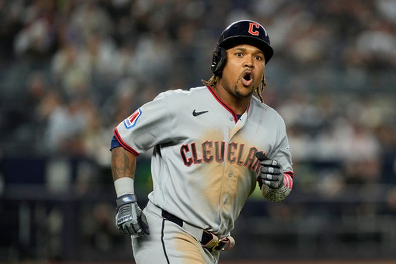El dominicano José Ramírez, de los Guardianes de Cleveland, festeja luego de batear un jonrón solitario en el juego del miércoles 3 de junio de 2026 ante los Yankees de Nueva York (AP Foto/Seth Wenig)