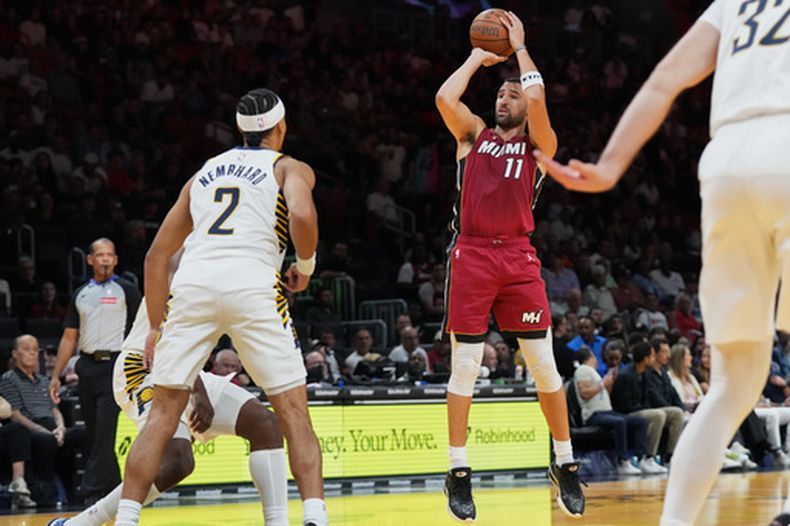 El alero del Heat de Miami Klay Thompson lanza el balón frente al base de los Pacers de Indiana Andrew Nembhard en el encuentro de la Copa NBA el viernes 30 de octubre del 2026. (AP Foto/Lynne Sladky)