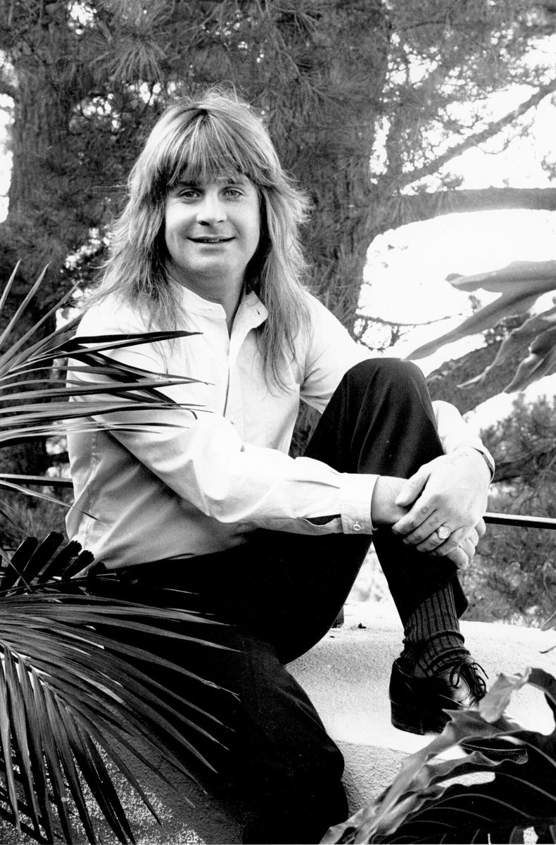 ARCHIVO - El cantante de rock Ozzy Osbourne posa para una foto en Los Ángeles el 21 de diciembre de 1981. (Foto AP/Douglas Pizac, archivo)