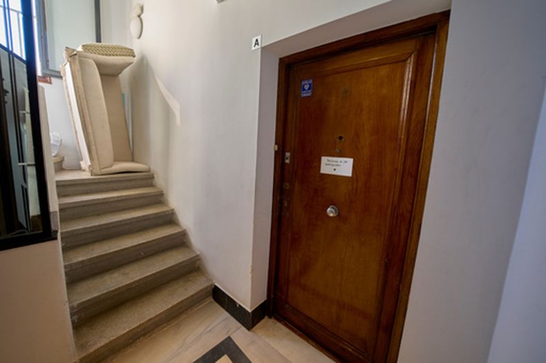 La puerta de la casa de la que María del Carmen Abascal, de 87 años, fue desalojada, lo que desató protestas en España. En la puerta hay un mensaje que dice Descansa en paz, Maricarmen, en Madrid, el 8 de octubre de 2026. (Foto AP/Manu Fernández)