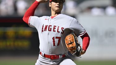 El abridor de los Angelinos de Los Ángeles Shohei Ohtani lanza en la primera entrada del juego ante los Padres de San Diego el martes 4 de julio del 2023. (AP Foto/Denis Poroy)