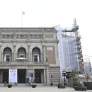 Una vista exterior de la Ópera Real de Estocolmo en Suecia, el 22 de abril de 2024. El teatro nacional de ópera y ballet de Suecia fue multado por 3 millones de coronas (300.000 dólares) por la muerte de un trabajador técnico en 2023 que cayó de una altura de 13 metros (más de 40 pies) desde un palco mientras realizaba trabajos en el interior del edificio. (Henrik Montgomery/TT News Agency vía AP)