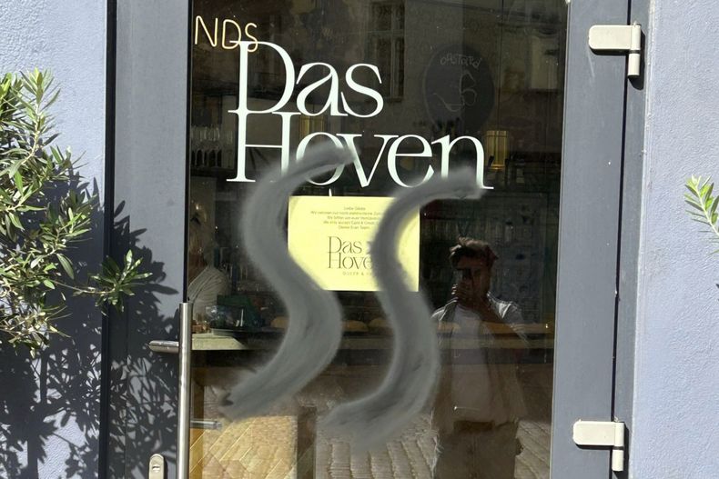 Graffiti nazi en la entrada del café Das Hoven en Berlín, Alemania, el 31 de julio del 2025. (Danjel Zarte via AP)