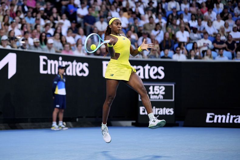 Coco Gauff devuelve ante Leylah Fernández en la tercera ronda del Abierto de Australia, el viernes 17 de enero de 2024, en Melbourne. (AP Foto/Vincent Thian)