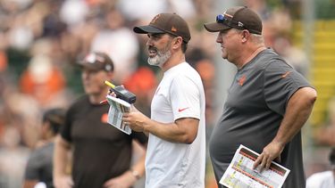 El entrenador de los Browns de Cleveland Kevin Stefanski (izquierda) y el coordinador ofensivo Alex Van Pelt (derecha) conversan durante el campo de prácticas de la NFL, en Berea, Ohio. Martes 1 de agosto de 2023. (AP Foto/Sue Ogrocki)