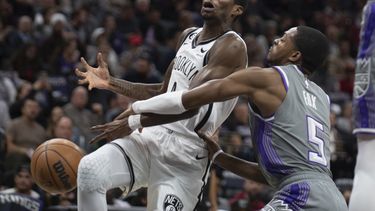 Kings arrollan a Nets 153-121 para su cuarto triunfo seguido