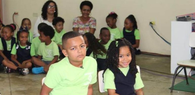 Ninos con el Papa.jpg