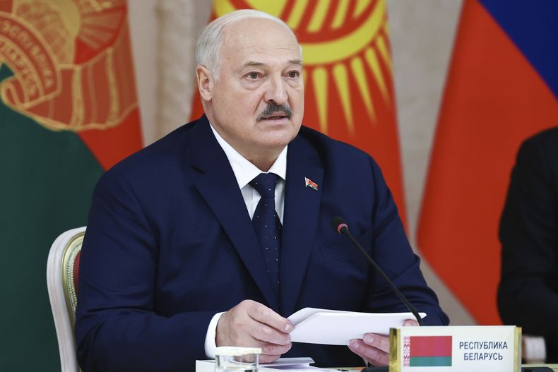El presidente bielorruso, Alexander Lukashenko, asiste a una reunión del Consejo Económico Euroasiático Supremo al margen del Foro Económico Euroasiático en Minsk, Bielorrusia, el viernes 27 de junio de 2025. (Alexander Kazakov, Sputnik, Kremlin Pool Photo vía AP)