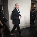 El líder de la mayoría Steve Scalise llega para hablar con los periodistas tras una reunión privada con los representantes republicanos durante la cual fue nominado como su candidato a presidente de la Cámara de Representantes, en el Capitolio, Washington, el miércoles 11 de octubre de 2023. (AP Foto/Mark Schiefelbein)