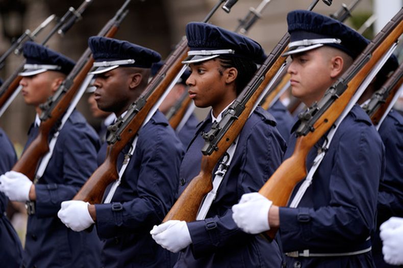 Cadetes desfilan cerca del complejo de monumentos National Mall para conmemorar el Día de los Caídos en Guerras, el lunes 25 de mayo de 2025, en Washington. (AP Foto/Jose Luis Magana)