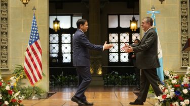 El secretario de Estado de Estados Unidos, Marco Rubio (izquierda), y el presidente de Guatemala, Bernardo Arévalo, se dan la mano al final de su conferencia de prensa conjunta en el Palacio Nacional de Ciudad de Guatemala, el miércoles 5 de febrero de 2025. (AP foto/Mark Schiefelbein, Pool)