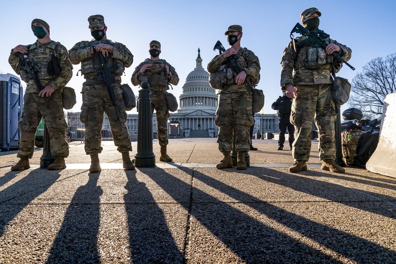 Elementos de la Guardia Nacional y agentes de la Policía del Capitolio montan guardia, el 3 de marzo de 2021, en Washington. (AP Foto/J. Scott Applewhite, Archivo)