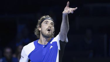 El griego Stefanos Tsitsipas sirve la pelotoa al argentino Francisco Cerundolo durante su enfrentamiento de la primera ronda en el torneo de tenis suizo bajo techo en el St. Jakobshalle en Basilea, Suiza, el martes 22 de octubre de 2024. (Georgios Kefalas/Keystone via AP)