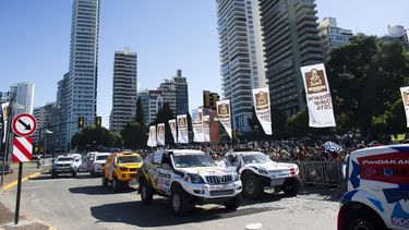americateve | La caravana del Rally Dakar Sudam&eacute;rica en la largada simb&oacute;lica de la competencia en Rosario, Argentina, el s&aacute;bado 4 de enero de 2014. (AP Foto/Victor R. Caivano)
