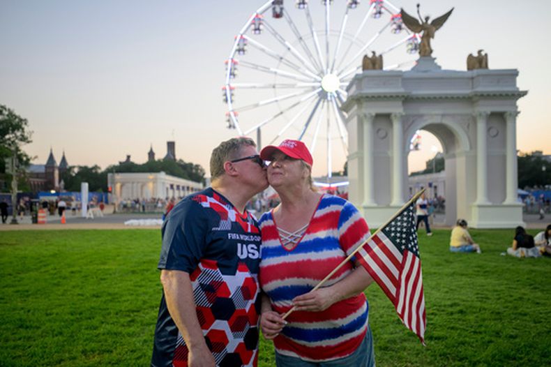 Todd Shaw besa a su esposa Shannon Shaw mientras posan para un retrato durante la Gran Feria Estatal Estadounidense en el National Mall, el 2 de julio de 2026, en Washington. (Foto AP/Rod Lamkey, Jr.)