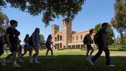 ARCHIVO - Estudiantes caminan frente al Royce Hall en el campus de la Universidad de California en Los Ángeles, en Los Ángeles, el 15 de agosto de 2024. (AP Foto/Damian Dovarganes, archivo)