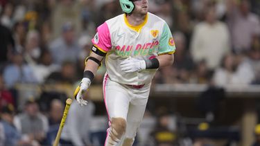 Jake Cronenworth, de los Padres de San Diego, observa el vuelo de su cuadrangular durante la sexta entrada del juego de béisbol en contra de los Cerveceros de Milwaukee, el viernes 21 de junio de 2024, en San Diego. (AP Foto/Gregory Bull)