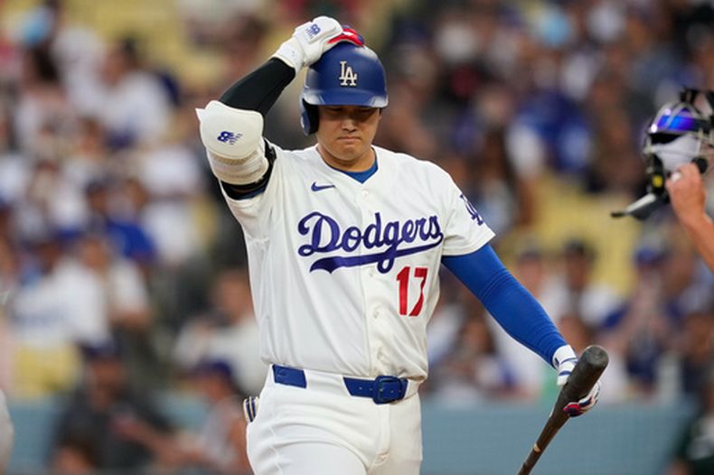 Shohei Ohtani, de los Dodgers de Los Ángeles, regresa al dugout tras poncharse durante la tercera entrada de un partido de béisbol contra los Rojos de Cincinnati, el lunes 7 de septiembre de 2026, en Los Ángeles. (Foto AP/Mark J. Terrill)