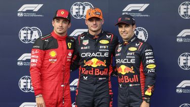 Max Verstappen, quien tuvo el tiempo más rápido de la calificación, posa junto a Charles Leclerc de Ferrari y su coequipero de Red Bull el mexicano Sergio Pérez el viernes 28 de julio del 2023. (AP Foto/Geert Vanden Wijngaert)