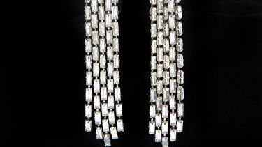 americateve | En esta imagen cortes&iacute;a de la casa de subastas Juliens Auctions se ve un par de aretes con gemas artificiales que us&oacute; Marilyn Monroe en 1955 para asistir al estreno de una pel&iacute;cula en Hollywood y que se subastaron por 185.000 d&oacut