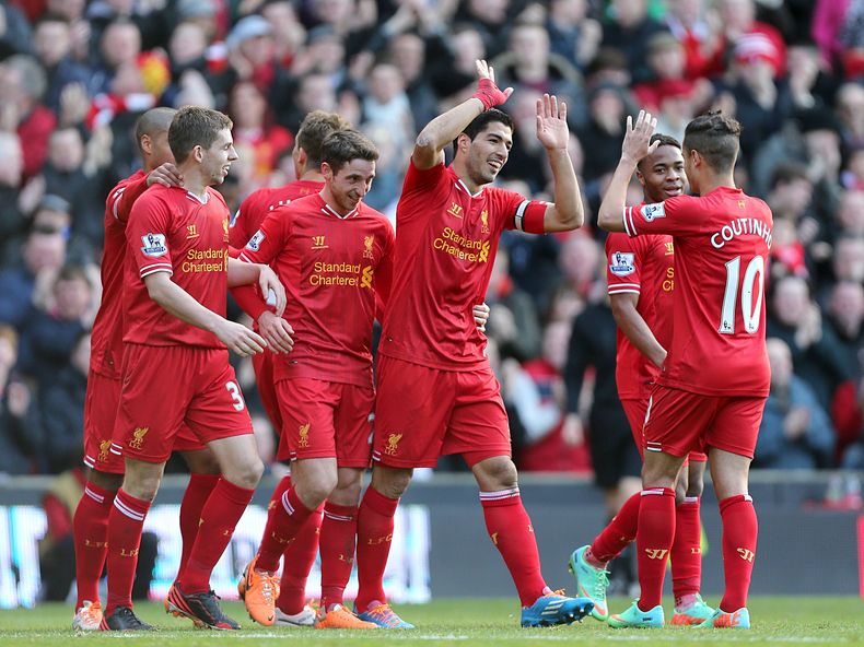 El jugador de Liverpool, Luis Su&aacute;rez, centro, festeja un gol contra Cardiff en la liga Premier el s&aacute;bado, 21 de diciembre de 2013, en Liverpool, Inglaterra. (AP Photo/Peter Byrne, PA Wire)   UNITED KINGDOM OUT  -  NO SALES  -  NO ARCHIVES