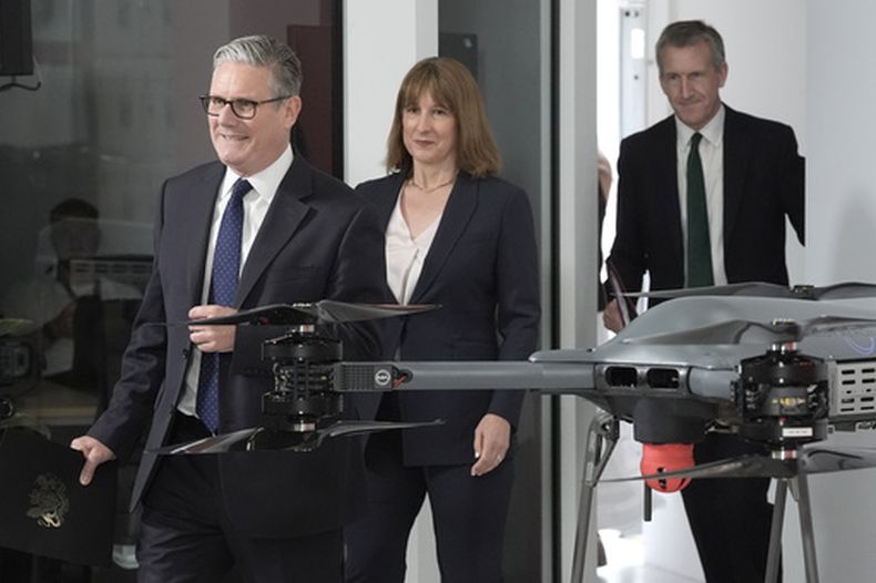 El primer ministro británico, Keir Starmer, a la izquierda, seguido por la secretaria del Tesoro, Rachel Reeves, y el secretario de Defensa, Dan Jarvis, llegan a la presentación de un plan de defensa en Berkshire, Inglaterra, el martes 30 de junio de 2026. (Stefan Rousseau/Pool Photo via AP)