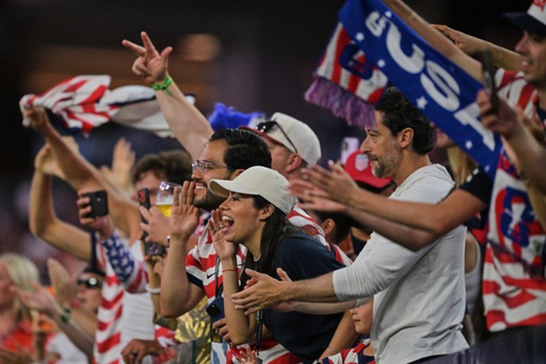 Aficionados estadounidenses festejan el triunfo sobre Paraguay en un partido del Mundial disputado en Inglewood, California, el viernes 12 de junio de 2026 (AP Foto/Jayne Kamin-Oncea)
