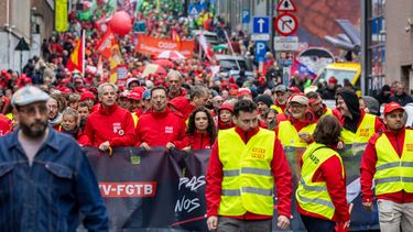 Manifestantes participan en una protesta nacional organizada por sindicatos belgas contra los recortes presupuestarios propuestos por el gobierno, en Bruselas, Bélgica, el 9 de octubre de 2026. (AP Foto/Geert Vanden Wijngaert)