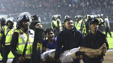 Enfrentamientos entre hinchas dejan 127 muertos en Indonesia