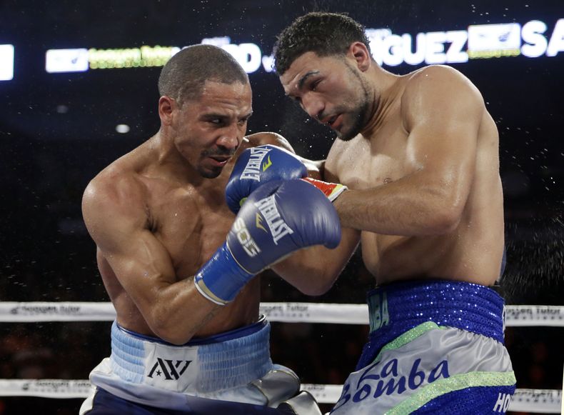 Andre Ward (izquierda) y el dominicano Edwin Rodr&iacute;guez se enfrentan en el 12mo asalto de una pelea por el cetro de los supermedianos, el s&aacute;bado 16 de noviembre de 2013, en Ontario, California (AP Foto/Reed Saxon)