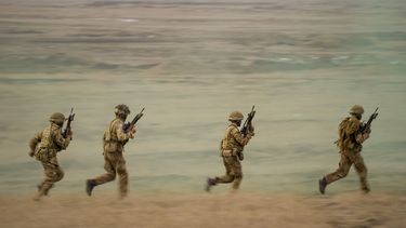 Varios militares corren durante el ejercicio Steadfast Dart 2025, en el que participan unos 10.000 soldados de tres países diferentes de nueve naciones y que representa la mayor operación de la OTAN prevista este año, en un campo de entrenamiento de Smardan, al este de Rumania, el miércoles 19 de febrero de 2025. (AP foto/Vadim Ghirda)