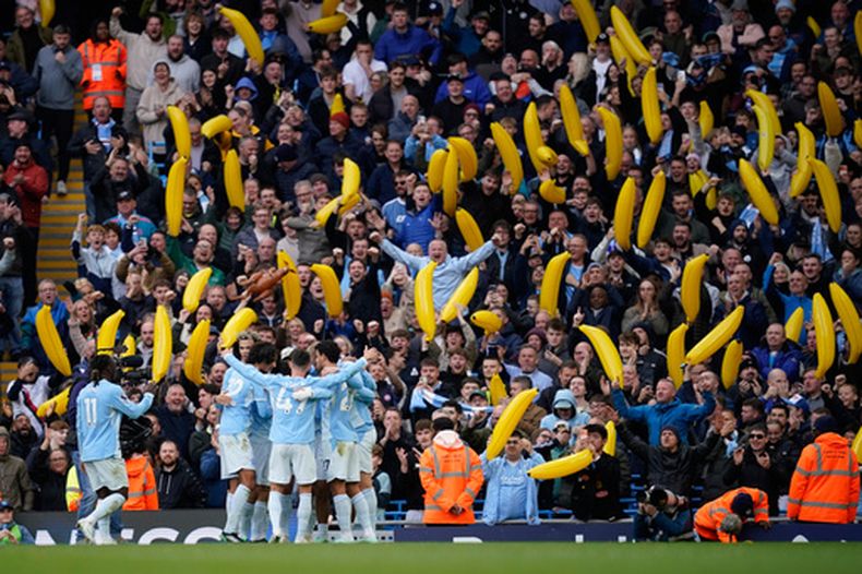 Erling Haaland celebra con sus compañeros del Manchester City tras anotar en el encuentro ante el Ipswich con los aficionados levantando bananas inflables el sábado 17 de octubre del 2026. (AP Foto/Dave Thompson)