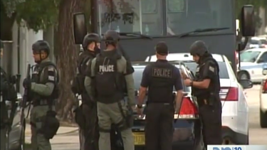 buscan a  un hombre que apunto con un arma a un oficial