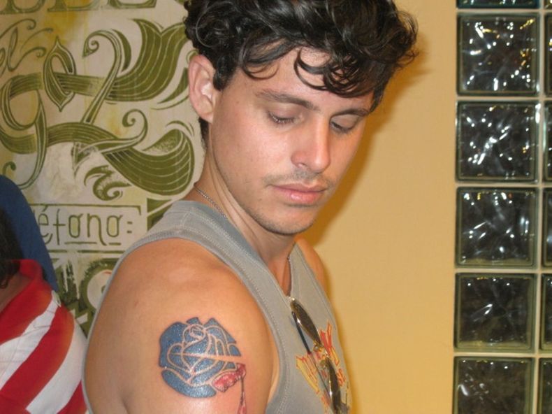 Noslen fue uno de los escogidos entre el público para regalarle un tatuaje.