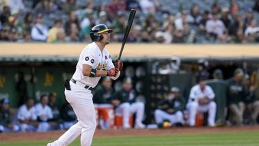Ryan Noda de los Atléticos de Oakland observa su jonrón de tres carreras en la quinta entrada del juego ante a los Bravos de Atlanta el lunes 29 de mayo del 2023. (AP Foto/Godofredo A. Vásquez)