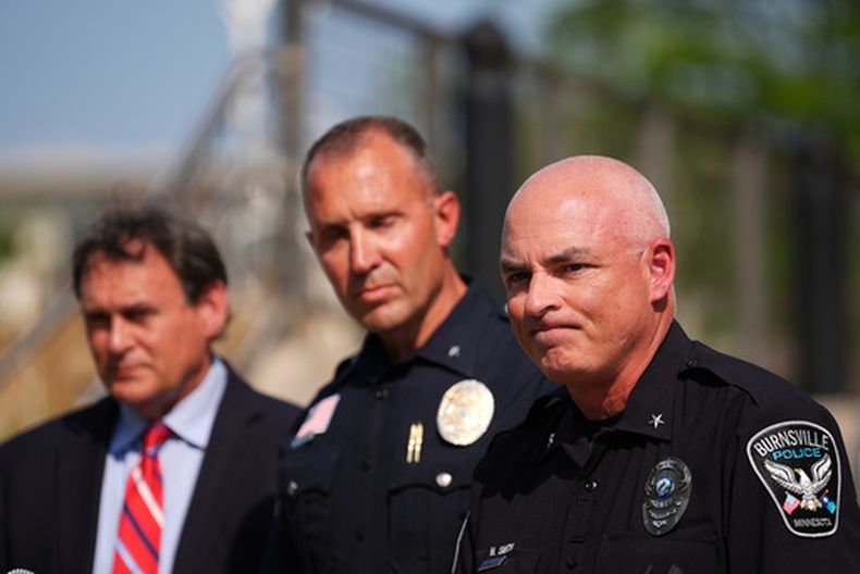 El jefe de policía de Burnsville, Matt Smith, a la derecha, durante una conferencia de prensa el miércoles 12 de agosto de 2026, en Hopkins, Minnesota, donde la policía asegura que un hombre asesinó a su esposa y a su hija de 7 años en una guardería. también es sospechoso de matar a una familiar de 78 años de edad. (AP Foto/Ellen Schmidt)