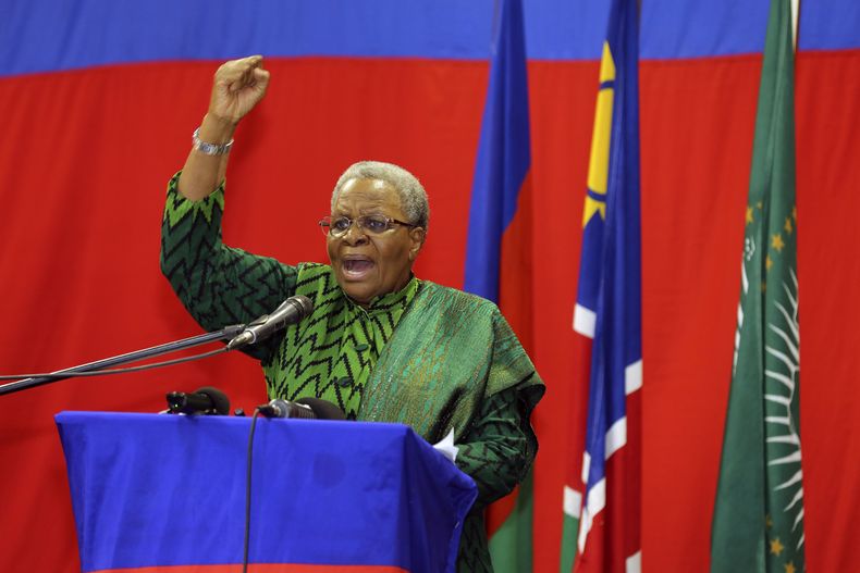 La presidenta de Namibia Netumbo Nandi-Ndaitwah en conferencia de prensa en Windhoek, Namibia, el 5 de diciembre del 2024. (Foto AP/Dirk Heinrich)
